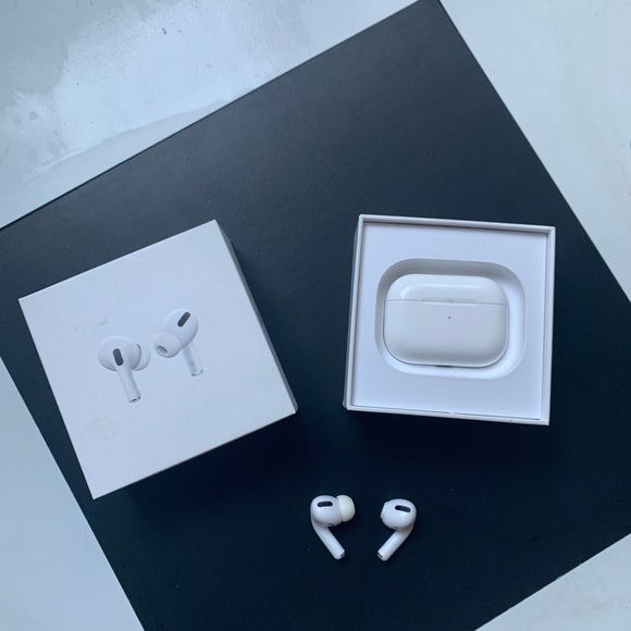 APPLE - AirPods Pro wireless charging case - Picture 8 of 14